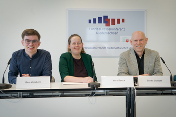 Zu sehen sind u.a. Ben Meisborn, Versa Seeck und Sönke Deitlaff als Teilnehmende an der Landespressekonferenz.