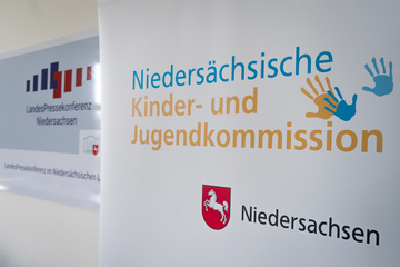 Zu sehen ist das Schild zur Landespressekonferenz der Kinder- und Jugendkommission Niedersachsen.