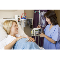 Krankenschwester versorgt eine Patientin