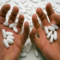 2 Hände mit vielen Tabletten