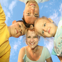 Familie mit Köpfen aneinander