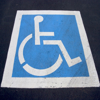 Parkplatz mit Rollstuhlsymbol