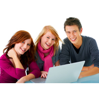 3 fröhliche Jugendliche sitzen vor einem Laptop