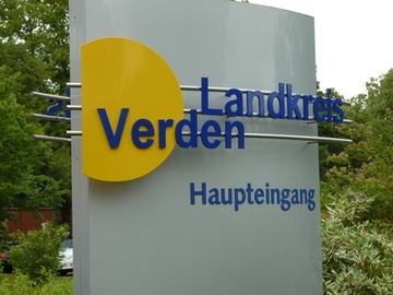 Hinweisschild "Landkreis Verden Haupteingang"