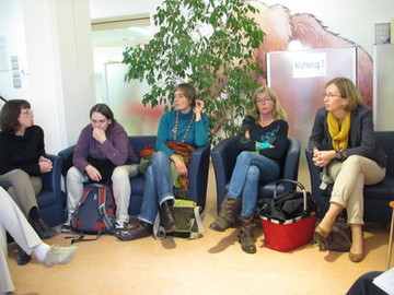 Teilnehmer sitzen in einer Gruppe zusammen.