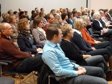 Zuhörer sitzen im Saal.