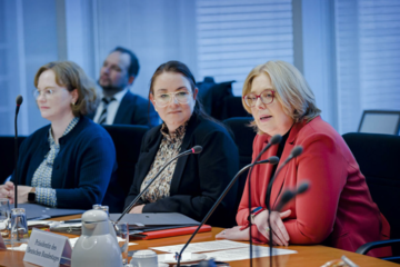 Bundestagspräsidentin Bärbel Bas (r), SPD, MdB, bei einer Konferenz der Kinderkommissionen v. Bundestag u. mit Delegierten aus den Bundesländern unter Leitung der Vorsitzenden Sarah Lahrkamp (m), SPD, MdB