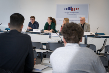 Zu sehen sind u.a. Ben Meisborn, Versa Seeck und Sönke Deitlaff als Teilnehmende an der Landespressekonferenz.