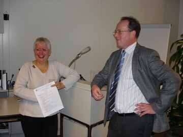 Anne Kuhn und Werner Welp (beide LS) unterhalten sich in der Pause