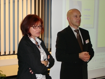 Dipl-med. Astrid Gäde (GA Wilhelmshaven) und Manfred Flöther (LS) bedankten sich den Teilnehmern