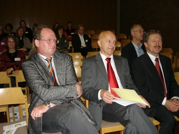 Auch die Herren Welp, Flöther, Heimermann und Bajus lauschen aufmerksam dem Vortragsteam.