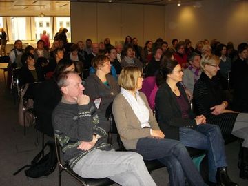 Der Vortragssaal füllt sich mit Gästen aus ganz Niedersachsen.