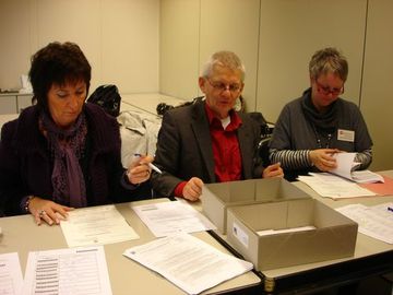 Das Anmeldeteam hat gut zu tun: Frau Tyarks (Gesundheitsamt Wilhelmshaven), Herr Schlüter und Frau Skrube (Landessozialamt Niedersachsen).