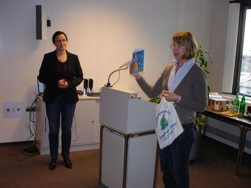 Auch hier Team-Arbeit: Frau Lennartz und Frau Ahrens (Landkreis Leer) agieren gemeinsam im Interesse der frühen Sprachförderung.
