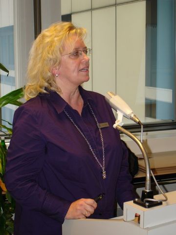 Frau Haupt (Gesundheitsamt Emden) stellt den Ausleih-Service der Sprachheilberatung vor.