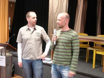 Thomas Harms und Wolfram Schrader (Sprachheilkindergarten Aerzen) präsentieren eine projektorientierte Elternarbeit: die „Umgestaltung des Außengeländes“.