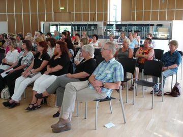 Aufmerksame Zuhörer/innen im Plenum.