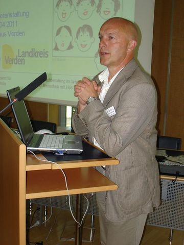 Manfred Flöther (Landessozialamt) stellt Entwicklung und Struktur der niedersächsischen Sprachheilberatung dar.
