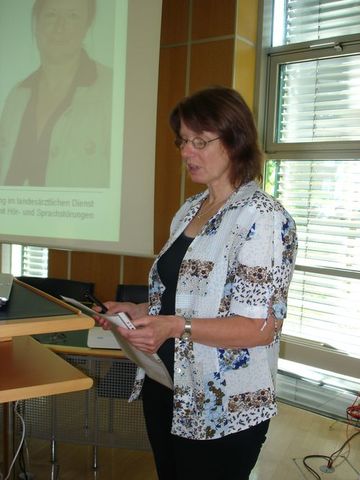 Ilona Rolke (Landkreis Hildesheim) zeigt, wie die Sprechtags-Räumlichkeiten im Hildesheimer Gesundheitsamt gestaltet sind.