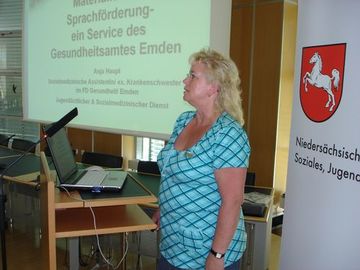 Anja Haupt (Stadt Emden) hat mit viel Engagement einen Ausleihservice mit Materialien zur Sprachförderung aufgebaut.