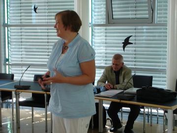 Ulrike Koch (Landesbildungszentrum für Hörgeschädigte Oldenburg) nutzt die Gelegenheit, kurz ihre Arbeit in der Frühförderung mit hörgeschädigten Kleinkindern in der Region Nord-Niedersachsen vorzustellen.