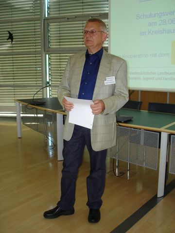 Erich Schlüter (Landessozialamt) berichtet ebenfalls über die Gespräche in seiner Gruppe, während Jürgen Harke (Landessozialamt, nicht im Bild) mit netten Gesten auf die Einhaltung der Redezeit achtete.