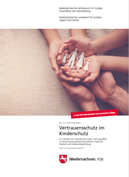 Titelseite Broschüre "Vertrauensschutz im Kinderschutz" - 2 Paar offene erwachsene Hände halten 1 Paar Kinderhände, in den Kinderhänden liegt ein Leoprello einer Familie (Vater, Mutter, Junge, Mädchen), ausgeschnitten aus weißem Papier