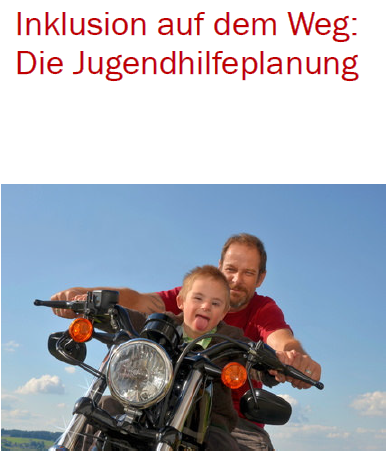 Deckblatt vom Flyer Inklusion auf dem Weg Die Jugendhilfeplanung - Mann sitzt mit einem Kind auf Motorrad, Kind streckt die Zunge heraus