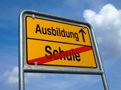 Straßenschild mit dem Hinweis "da geht es zur Ausbildung"