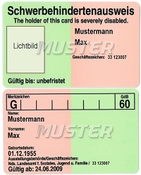 Vorderseite und Rückseite eines Schwerbehindertenausweises in grün und orange