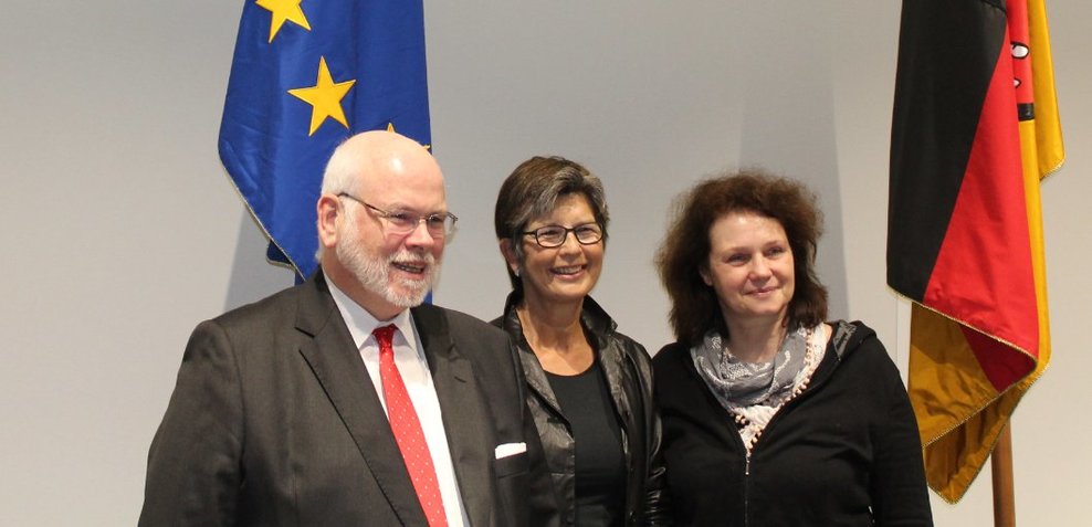 v.l.: Staatssekretär Heiger Scholz freut sich mit der neu gewählten Vorsitzenden Andrea Buskotte und ihrer Stellvertreterin Rita Maria Rzyski