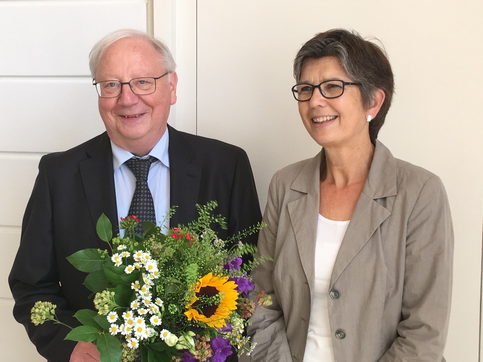 Die Vorsitzende des NLJHA, Andrea Buskotte, verabschiedet den Leiter des Landesjugendamtes, Klaus Niersmann.