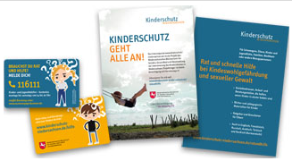 Abbildung von verschiedenen Infomaterialien und Karten vom Kinderschutz in Niedersachsen