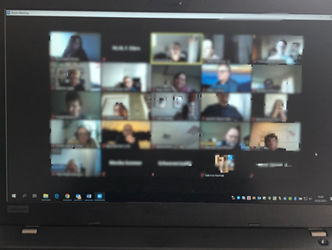 Foto vom Bildschirm mit Teilnehmern während der Online-Konferenz