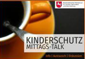 Foto mit einer mit Kaffee gefüllten orangefarbenen Kaffeetasse mit Untertasse. In der Kaffeetasse steckt ein Kaffeelöffel. Daneben der Text: Kinderschutz Mittags-Talk