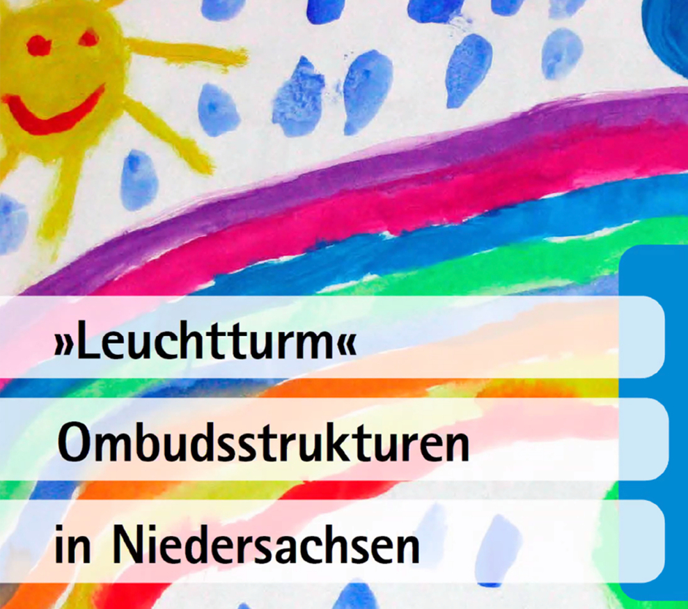 Titelseite d. Veröffentlichung "Leuchtturm" Ombudsstrukturen in Niedersachsen von EREV - Kunterbunt gemaltes Kinderbild als Hintergrund