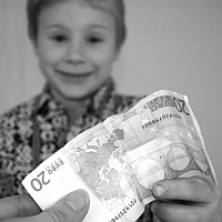 Kind nimmt 20 Euroschein entgegen