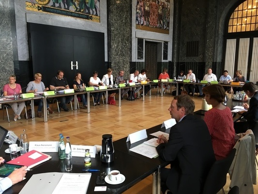 Mitglieder des Landesjugendhilfeausschusses im Mosaiksaal des Rathauses Hannover