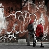 Jugendliche vor Grafitiwand